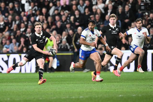 New Zealand's Damian McKenzie (L) runs with the ball during the rugby Nations Championship match between New Zealand and France at One New Zealand Stadium in Christchurch on July 4, 2026. (Photo by Sanka VIDANAGAMA / AFP)