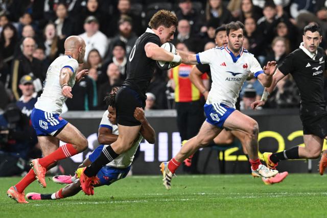 New Zealand's Ruben Love (C) is tackled by France's Théo Attissogbé (2nd L) during the rugby Nations Championship match between New Zealand and France at One New Zealand Stadium in Christchurch on July 4, 2026. (Photo by Sanka VIDANAGAMA / AFP)