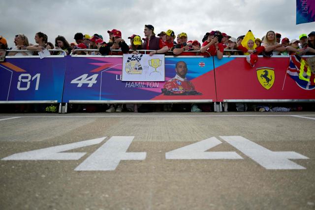F1 fans wait for the drivers to arrive in front of the paddock  before the sprint race ahead of the Formula One British Grand Prix at the Silverstone motor racing circuit in Silverstone, central England, on July 4, 2026. (Photo by Andrej ISAKOVIC / AFP)