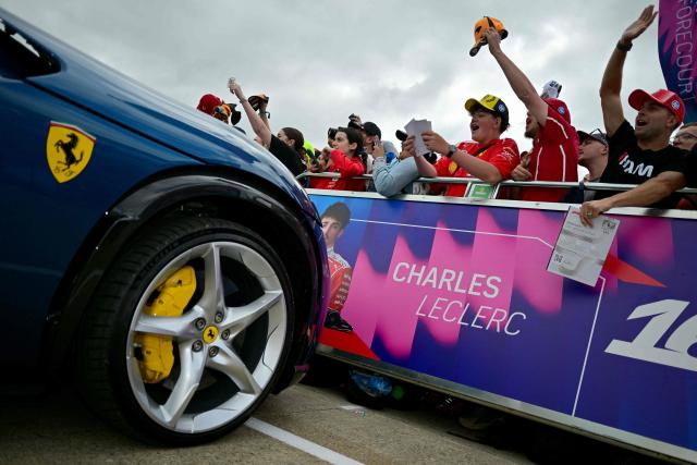 F1 fans wait for the drivers to arrive in front of the paddock  before the sprint race ahead of the Formula One British Grand Prix at the Silverstone motor racing circuit in Silverstone, central England, on July 4, 2026. (Photo by Andrej ISAKOVIC / AFP)