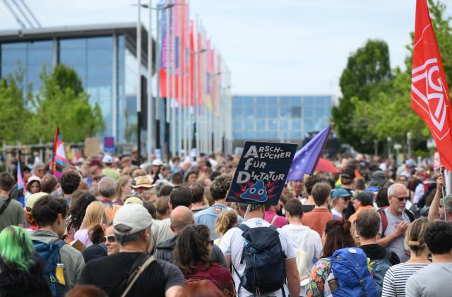 Protesters walk to wards the Messe Erfurt fairground in Erfurt, eastern Germany on July 4, 2026, where the party congress of far-right Alternative for Germany (AfD) is held. Thousands of demonstrators flooded a German city on July 4, 2026 blocking major roads and disrupting public transport, in a bid to shut down the annual congress of the far-right AfD party. (Photo by RALF HIRSCHBERGER / AFP)