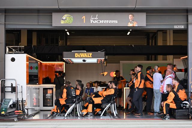 McLaren mechanics watch the sprint race ahead of the Formula One British Grand Prix at the Silverstone motor racing circuit in Silverstone, central England, on July 4, 2026. (Photo by PETER POWELL / POOL / AFP)