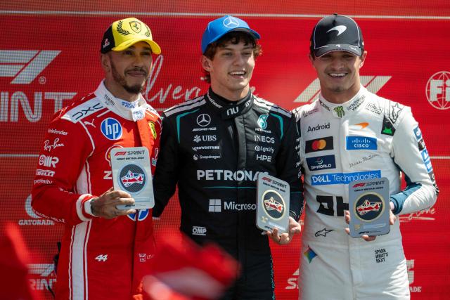 Winner Mercedes' Italian driver Kimi Antonelli (C) second place Ferrari's British driver Lewis Hamilton (L) and third place McLaren's British driver Lando Norris (R) pose with their trophies following the sprint race ahead of the Formula One British Grand Prix at the Silverstone motor racing circuit in Silverstone, central England, on July 4, 2026. (Photo by Ben STANSALL / AFP)