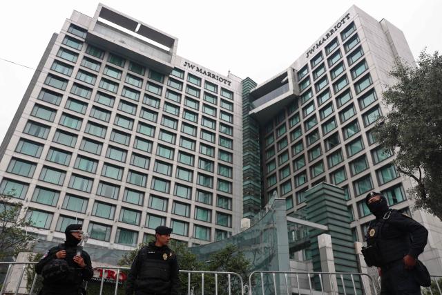 Police officers guard the Marriott Hotel, where England’s national football team is staying ahead of its FIFA World Cup 2026 Round of 16 match against Mexico, in Mexico City on July 4, 2026. (Photo by Claudia Rosel / AFP)