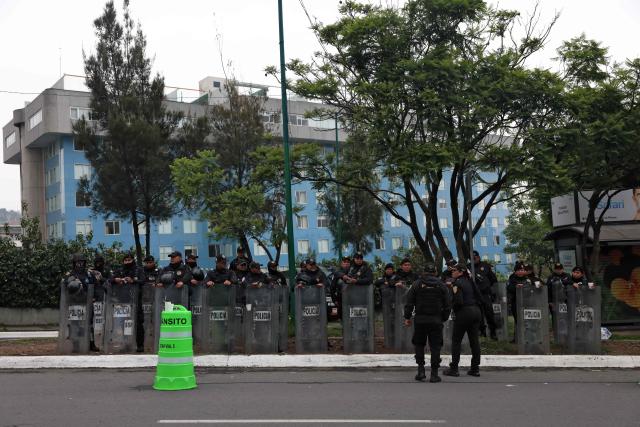 Police officers guard the Marriott Hotel, where England’s national football team is staying ahead of its FIFA World Cup 2026 Round of 16 match against Mexico, in Mexico City on July 4, 2026. (Photo by Claudia Rosel / AFP)