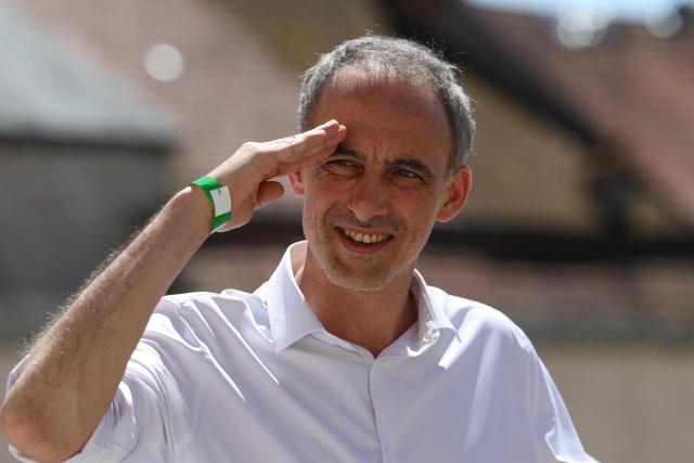 Place publique's centre-left party leader and MEP Raphael Glucksmann gestures as he takes part in the 6th edition of Le Festival des Idées ("Ideas' Festival") in La Charité-sur-Loire, central France on July 4, 2026. From July 3 to 5, 2026, the festival hosts around forty prominent guests from various backgrounds for a series of debates aiming "to discuss the major challenges facing society and explore constructive solutions for the future" of France. (Photo by Alain JOCARD / AFP)