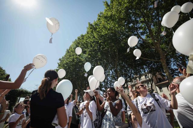 Demonstrators release white balloons during a tribute march to Louis, a teenager killed in an ambush in Narbonne, in Carcassonne, southwestern France, on July 4, 2026. Several hundred people took part on July 4, 2026, afternoon in Carcassonne in a silent march for Louis, a 17-year-old teenager who died at the end of June from injuries sustained in a beating, on the site of a construction project in Narbonne, on the evening of June 19, during an ambush filmed by his attackers. Left unconscious at the scene, he was hospitalized the next day after being discovered by a worker, but died from his injuries on June 23. (Photo by Valentine CHAPUIS / AFP)