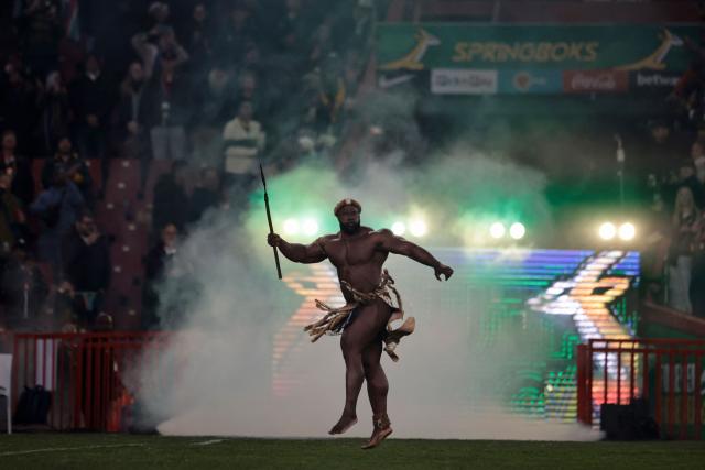 TOPSHOT - An Impi warrior (Zulu warrior) enters the pitch at the beginning of the rugby Nations Championship match between South Africa and England at Ellis Park Stadium in Johannesburg on July 4, 2026. (Photo by PHILL MAGAKOE / AFP)