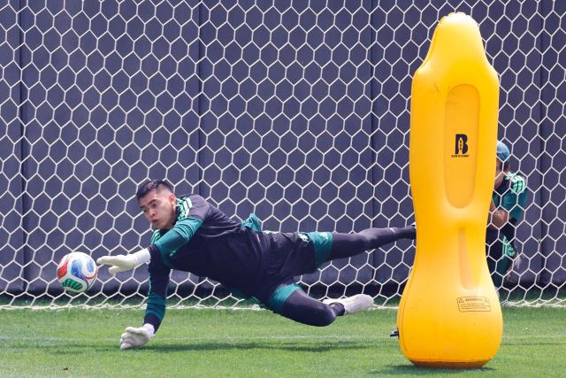 Mexico's goalkeeper #01 Raul Rangel takes part in a training session at the Centro de Alto Rendimiento (CAR) in Mexico City on July 4, 2026, on the eve of the 2026 World Cup round of 16 football match between Mexico and England. (Photo by Rodrigo Oropeza / AFP)