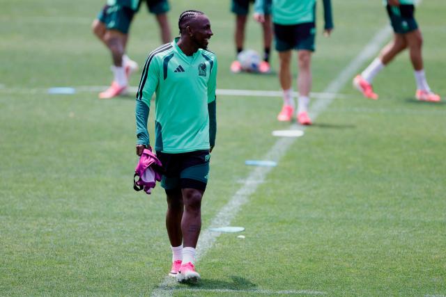 Mexico's forward #16 Julian Quinones takes part in a training session at the Centro de Alto Rendimiento (CAR) in Mexico City on July 4, 2026, on the eve of the 2026 World Cup round of 16 football match between Mexico and England. (Photo by Rodrigo Oropeza / AFP)