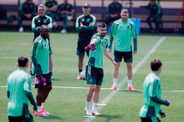 Mexico's forward #16 Julian Quinones and Mexico's defender #05 Johan Vasquez take part in a training session at the Centro de Alto Rendimiento (CAR) in Mexico City on July 4, 2026, on the eve of the 2026 World Cup round of 16 football match between Mexico and England. (Photo by Rodrigo Oropeza / AFP)
