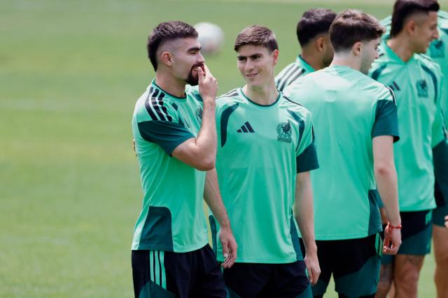 Mexico's defender #05 Johan Vasquez and Mexico's forward #14 Armando Gonzalez take part in a training session at the Centro de Alto Rendimiento (CAR) in Mexico City on July 4, 2026, on the eve of the 2026 World Cup round of 16 football match between Mexico and England. (Photo by Rodrigo Oropeza / AFP)