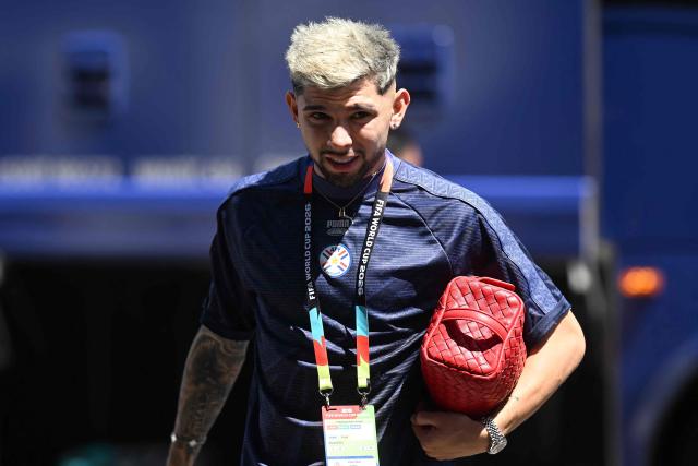 Paraguay's midfielder #19 Julio Enciso steps out of the team's bus ahead of its arrival for the 2026 World Cup round of 16 football match between Paraguay and France at the Philadelphia Stadium in Philadelphia on July 4, 2026.  (Photo by MAURO PIMENTEL / AFP)