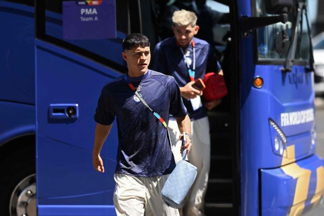 Paraguay's midfielder #07 Ramon Sosa (L) and Paraguay's midfielder #19 Julio Enciso step out of the team's bus ahead of its arrival for the 2026 World Cup round of 16 football match between Paraguay and France at the Philadelphia Stadium in Philadelphia on July 4, 2026.  (Photo by MAURO PIMENTEL / AFP)