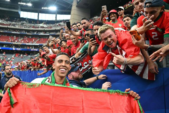 Morocco's forward #09 Soufiane Rahimi poses for a photo with fans as they celebrate winning the 2026 World Cup round of 16 football match between Canada and Morocco at the Houston Stadium in Houston on July 4, 2026.  (Photo by RONALDO SCHEMIDT / AFP)