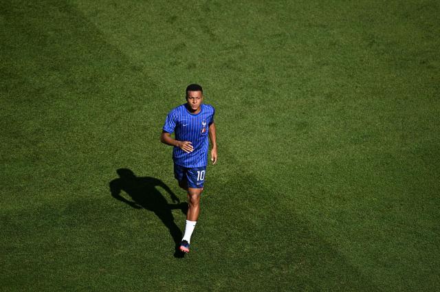 France's forward #10 Kylian Mbappe warms up ahead of the 2026 World Cup round of 16 football match between Paraguay and France at the Philadelphia Stadium in Philadelphia on July 4, 2026.  (Photo by Jewel SAMAD / AFP)