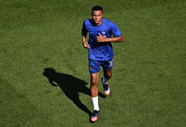 France's forward #10 Kylian Mbappe warms up ahead of the 2026 World Cup round of 16 football match between Paraguay and France at the Philadelphia Stadium in Philadelphia on July 4, 2026.  (Photo by Jewel SAMAD / AFP)