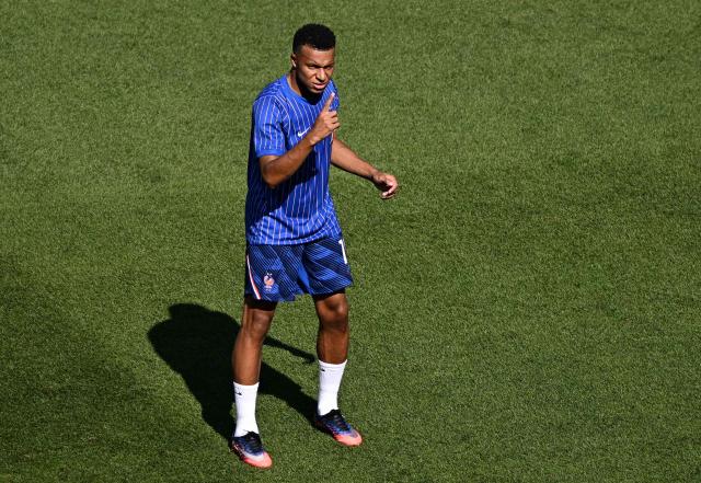 France's forward #10 Kylian Mbappe warms up ahead of the 2026 World Cup round of 16 football match between Paraguay and France at the Philadelphia Stadium in Philadelphia on July 4, 2026.  (Photo by Jewel SAMAD / AFP)