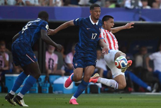 France's defender #17 William Saliba and Paraguay's midfielder #08 Diego Gomez fight for the ball during the 2026 World Cup round of 16 football match between Paraguay and France at the Philadelphia Stadium in Philadelphia on July 4, 2026.  (Photo by MAURO PIMENTEL / AFP)