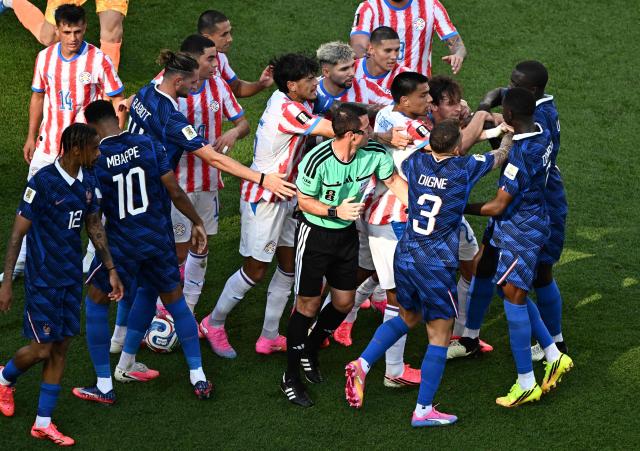 Paraguay and France players argue apst Uzbek referee Ilgiz Tantashev during the 2026 World Cup round of 16 football match between Paraguay and France at the Philadelphia Stadium in Philadelphia on July 4, 2026.  (Photo by Jewel SAMAD / AFP)