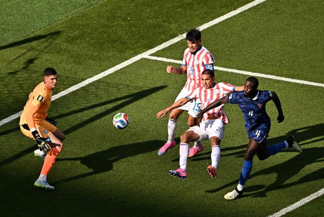 France's defender #04 Dayot Upamecano, Paraguay's defender #02 Gustavo Velazquez, defender #15 Gustavo Gomez and goalkeeper #12 Orlando Gill fight for the ball during the 2026 World Cup round of 16 football match between Paraguay and France at the Philadelphia Stadium in Philadelphia on July 4, 2026.  (Photo by Jewel SAMAD / AFP)