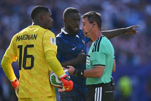 France's goalkeeper #16 Mike Maignan and defender #04 Dayot Upamecano argue with Uzbek referee Ilgiz Tantashev during the 2026 World Cup round of 16 football match between Paraguay and France at the Philadelphia Stadium in Philadelphia on July 4, 2026.  (Photo by MAURO PIMENTEL / AFP)
