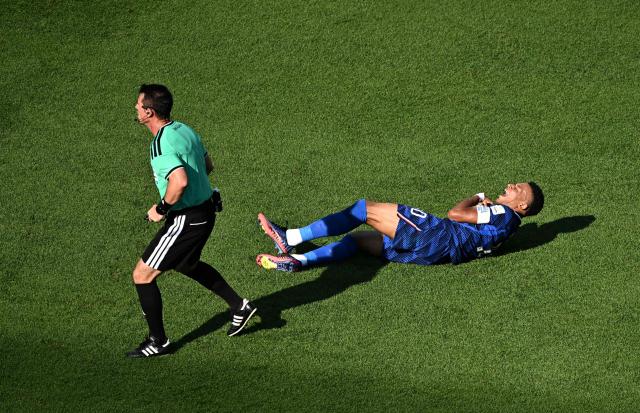 France's forward #10 Kylian Mbappe reacts in pain next to Uzbek referee Ilgiz Tantashev during the 2026 World Cup round of 16 football match between Paraguay and France at the Philadelphia Stadium in Philadelphia on July 4, 2026.  (Photo by Jewel SAMAD / AFP)