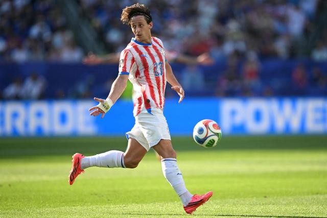 Paraguay's midfielder #23 Matias Galarza runs with the ball during the 2026 World Cup round of 16 football match between Paraguay and France at the Philadelphia Stadium in Philadelphia on July 4, 2026.  (Photo by MAURO PIMENTEL / AFP)