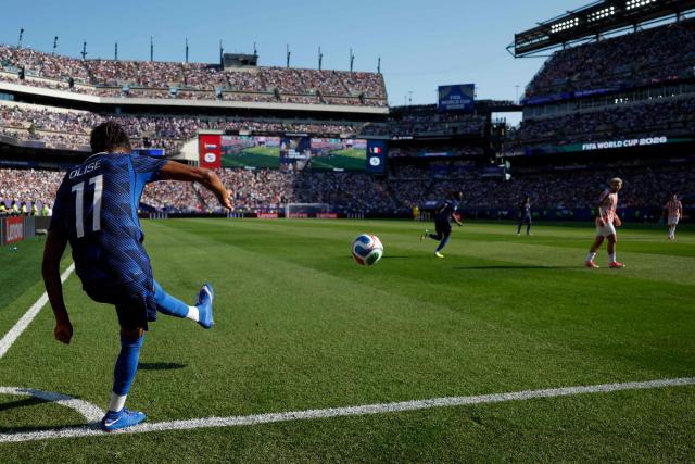 France's forward #11 Michael Olise takes a corner kick during the 2026 World Cup round of 16 football match between Paraguay and France at the Philadelphia Stadium in Philadelphia on July 4, 2026.  (Photo by Odd ANDERSEN / AFP)