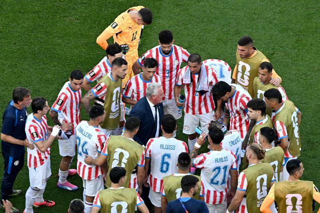 Paraguay's Argentine head coach Gustavo Alfaro talks to his players at the second half hydration break during the 2026 World Cup round of 16 football match between Paraguay and France at the Philadelphia Stadium in Philadelphia on July 4, 2026.  (Photo by Jewel SAMAD / AFP)