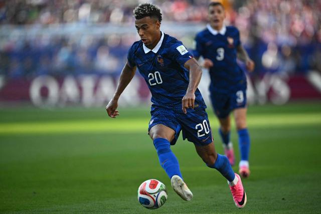 France's forward #20 Desire Doue runs with the ball during the 2026 World Cup round of 16 football match between Paraguay and France at the Philadelphia Stadium in Philadelphia on July 4, 2026.  (Photo by MAURO PIMENTEL / AFP)