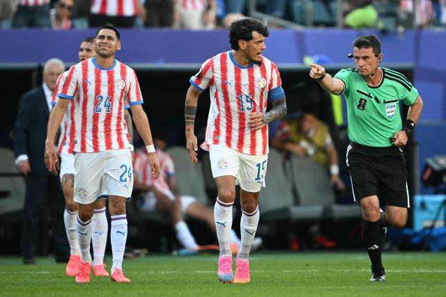 Uzbek referee Ilgiz Tantashev calls a penalty kick past Paraguay's defender #15 Gustavo Gomez and forward #24 Gustavo Caballero during the 2026 World Cup round of 16 football match between Paraguay and France at the Philadelphia Stadium in Philadelphia on July 4, 2026.  (Photo by MAURO PIMENTEL / AFP)