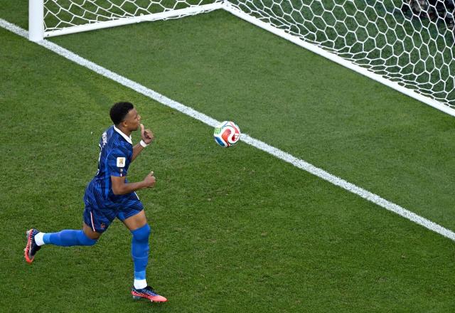 France's forward #10 Kylian Mbappe celebrates scoring his team's first goal from the penalty spot during the 2026 World Cup round of 16 football match between Paraguay and France at the Philadelphia Stadium in Philadelphia on July 4, 2026.  (Photo by Jewel SAMAD / AFP)