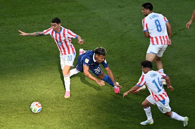 France's forward #20 Desire Doue is fauled in the penalty box by Paraguay's midfielder #08 Diego Gomez during the 2026 World Cup round of 16 football match between Paraguay and France at the Philadelphia Stadium in Philadelphia on July 4, 2026.  (Photo by Jewel SAMAD / AFP)