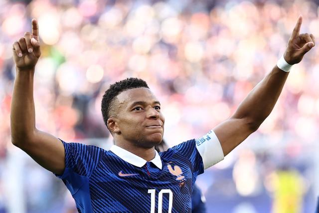 TOPSHOT - France's forward #10 Kylian Mbappe celebrates scoring his team's first goal during the 2026 World Cup round of 16 football match between Paraguay and France at the Philadelphia Stadium in Philadelphia on July 4, 2026.  (Photo by CHARLY TRIBALLEAU / AFP)