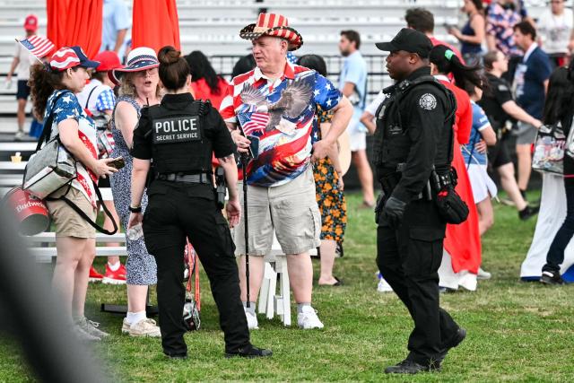 Law enforcement officials ask attendees to evacuate due to thunderstorms in the area during the "Salute to America" Independence Day celebration on the National Mall in Washington, DC, on July 4, 2026. The nation is marking the 250th anniversary of the United States Declaration of Indpendence. (Photo by Mandel NGAN / AFP)