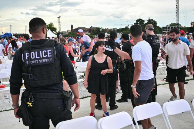 Law enforcement officials ask attendees to evacuate due to thunderstorms in the area during the "Salute to America" Independence Day celebration on the National Mall in Washington, DC, on July 4, 2026. The nation is marking the 250th anniversary of the United States Declaration of Indpendence. (Photo by Mandel NGAN / AFP)