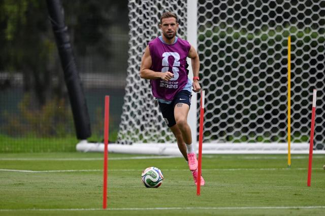 England's midfielder #14 Jordan Henderson takes part in a training session at the Pumas training grounds in Mexico City on July 4, 2026, on the eve of the 2026 World Cup round of 16 football match between Mexico and England. (Photo by CARL DE SOUZA / AFP)