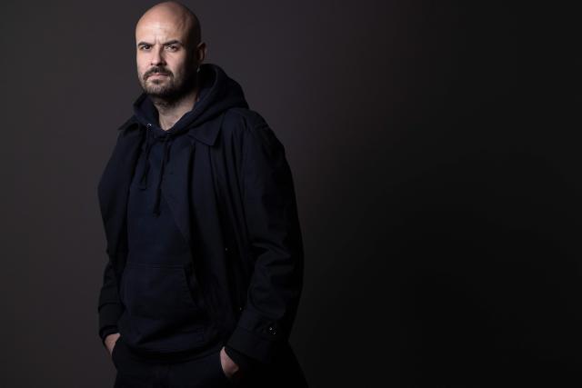 (FILES) Julien Gosselin, director of the Odeon Theatre poses during a photo session in Paris on May 23, 2025. French director Julien Gosselin opened the 80th Avignon Theatre Festival with his play "Maldoror" on July 4, 2026, immersing audiences in the performance by having them move through the space alongside the actors. (Photo by JOEL SAGET / AFP)