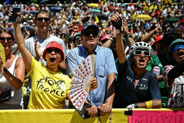 Spectators cheer at the start of the 2nd stage of the 113th edition of the Tour de France cycling race, 168,5 km between Tarragona and Barcelona in northeastern Spain, on July 5, 2026. (Photo by Loic VENANCE / AFP)