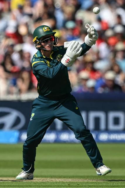 Australia's wicketkeeper Beth Mooney bobbles but still catches a ball off the batting of England's Danni Wyatt-Hodge (not pictured) to dismiss her, during the ICC Women's T20 cricket world cup 2026 final between Australia and England, at Lord's in London on July 5, 2026. (Photo by JUSTIN TALLIS / AFP)