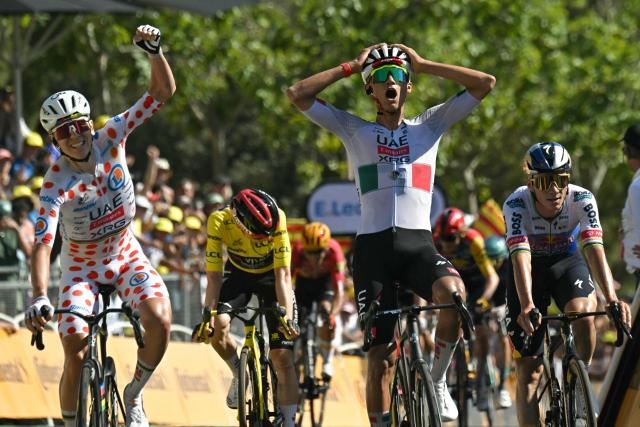 UAE Team Emirates - XRG's Mexican rider Isaac Del Toro (C) cycles to the finish line to win the 2nd stage ahead of UAE Team Emirates - XRG's Slovenian rider Tadej Pogacar (L) and Red Bull - BORA - hansgrohe team's Belgian rider Remco Evenepoel (R) during the 113th edition of the Tour de France cycling race, 168,5 km between Tarragona and Barcelona in northeastern Spain, on July 5, 2026. (Photo by Loic VENANCE / AFP)
