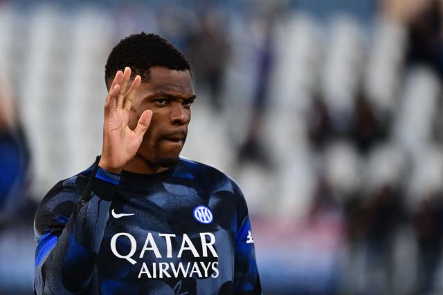(FILES) Inter Milan's Dutch defender #02 Denzel Dumfries waves prior to the Italian Serie A football match between Como 1907 and Inter Milan at the Giuseppe-Sinigaglia Stadium in Como, on May 23, 2025. Real Madrid announced on July 5, 2026 that they have signed Dutch defender Denzel Dumfries from Inter Milan for a reported 20 million euros ($23 million). "(We) have reached an agreement for the transfer of player Denzel Dumfries, who will be with our club for the next four seasons, until June 30, 2030," said Madrid in a statement. (Photo by PIERO CRUCIATTI / AFP)