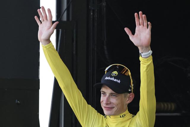Team Visma | Lease a Bike's Danish rider Jonas Vingegaard celebrates on the podium with the overall leader's yellow jersey after the 2nd stage of the 113th edition of the Tour de France cycling race, 168,5 km between Tarragona and Barcelona in northeastern Spain, on July 5, 2026. (Photo by Anne-Christine POUJOULAT / AFP)