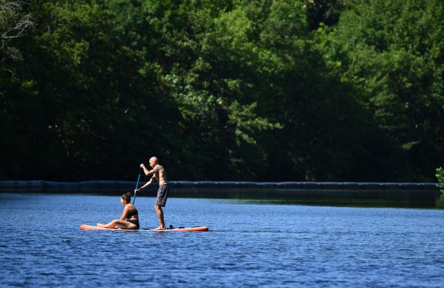 Local residents paddle board in the Nive river as a heatwave sweeps across southwestern France in Itxassou, south-western France, on July 04, 2026. (Photo by Gaizka IROZ / AFP)