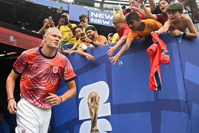Norway's forward #09 Erling Braut Haaland enters the pitch to warm up ahead of the 2026 World Cup round of 16 football match between Brazil and Norway at the New York/New Jersey Stadium in East Rutherford on July 5, 2026.  (Photo by Jewel SAMAD / AFP)