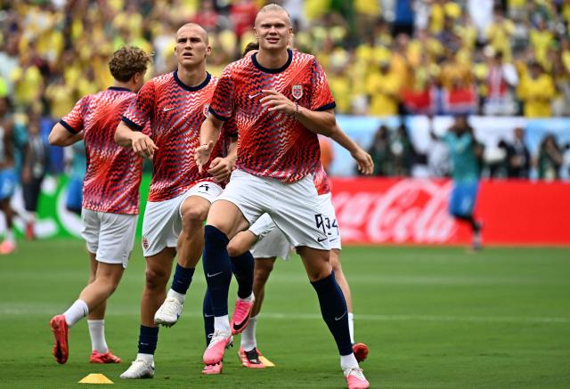 Norway's forward #09 Erling Braut Haaland warms up ahead of the 2026 World Cup round of 16 football match between Brazil and Norway at the New York/New Jersey Stadium in East Rutherford on July 5, 2026.  (Photo by Jewel SAMAD / AFP)