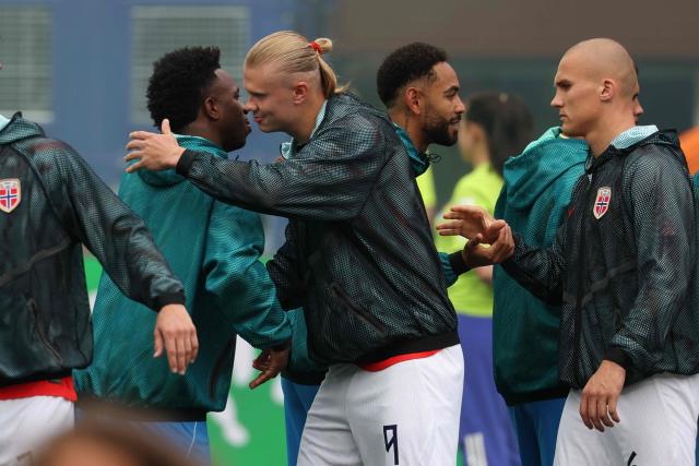 Brazil's forward #07 Vinicius Junior and Norway's forward #09 Erling Braut Haaland hug ahead of the 2026 World Cup round of 16 football match between Brazil and Norway at the New York/New Jersey Stadium in East Rutherford on July 5, 2026.  (Photo by Odd ANDERSEN / AFP)