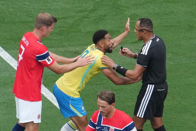 Brazil's forward #09 Matheus Cunha argues with US referee Ismail Elfath during the 2026 World Cup round of 16 football match between Brazil and Norway at the New York/New Jersey Stadium in East Rutherford on July 5, 2026.  (Photo by TIMOTHY A. CLARY / AFP)