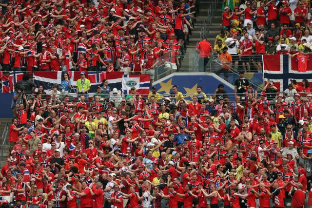 Norwegian fans cheer for their team during the 2026 World Cup round of 16 football match between Brazil and Norway at the New York/New Jersey Stadium in East Rutherford on July 5, 2026.  (Photo by Odd ANDERSEN / AFP)
